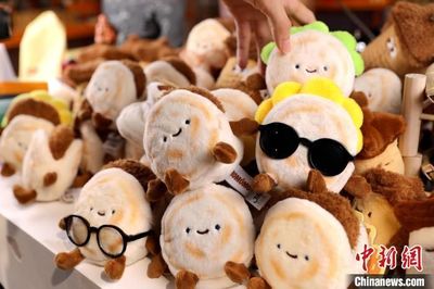 西安文创产品“绒馍馍”走红网络，传统美食变身潮玩新宠